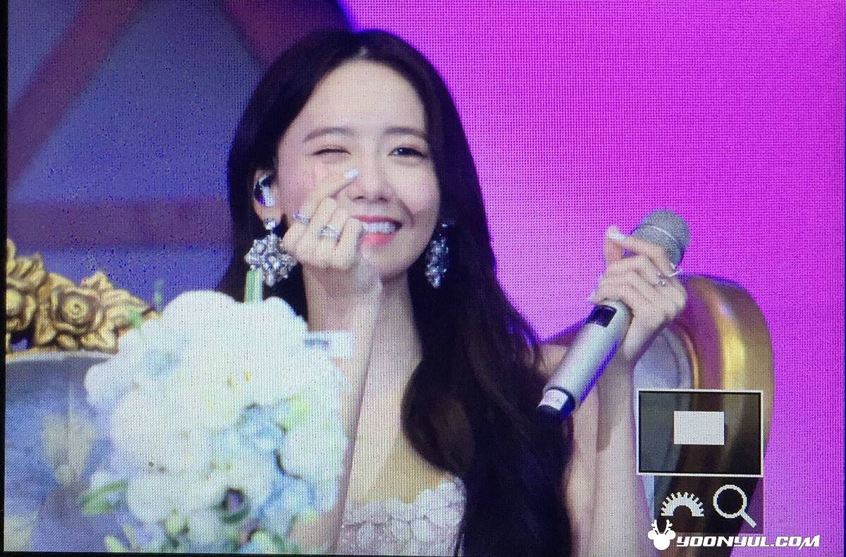 [PIC][24-06-2016]YoonA khởi hành đi Bắc Kinh - Trung Quốc để tham dự "2016 YoonA 1st Fanmeet - BLOSSOM in Beijing" vào sáng nay ClzRweoUYAASNSs