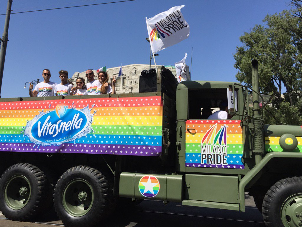 Siamo pronti a sfilare sul nostro carro! Vi aspettiamo in piazza Duca d’Aosta per <a href="/MilanoPride/">Milano Pride</a> #lamorealmeglio