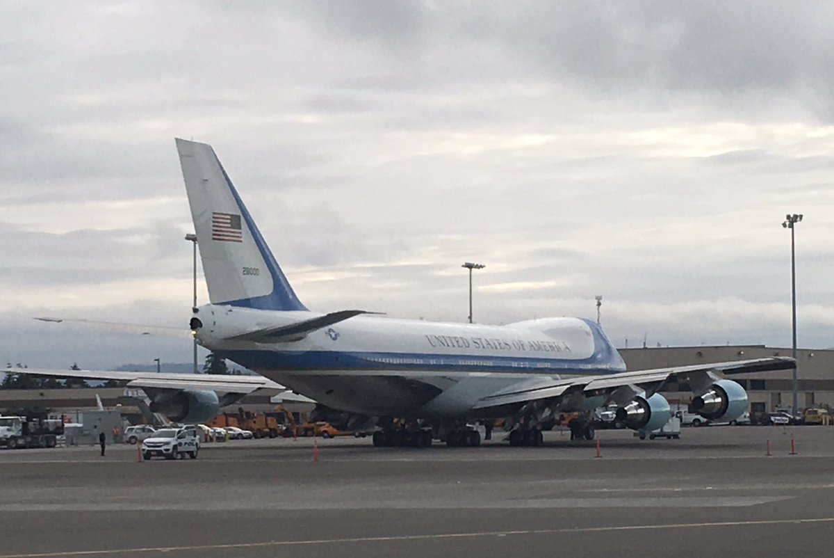 K5Greg's tweet photo. Ready to go. #AirForceOne waiting on tarmac at SeaTac for @POTUS https://t.co/grOb2wqU9P