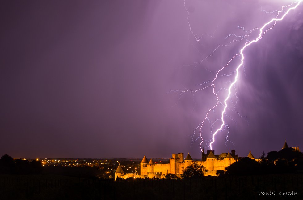 SuiviRoussillon's tweet photo. Très beau cliché d'un #double_impact de foudre à proximité de la #cité de #Carcassonne.
Par Daniel Gauvin
@WEBINDEP https://t.co/F5D4CvmemS