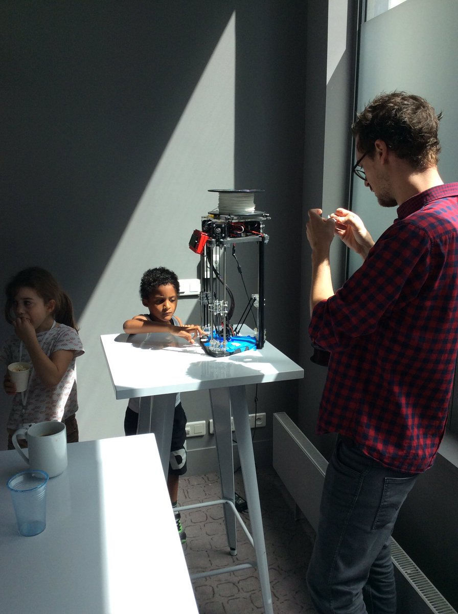 elcp72's tweet image. #3dprinting many @Twitter logos with a MDelta #3dprinter @emotiontech at #CoderDojoParis hosted by @TwitterFrance
