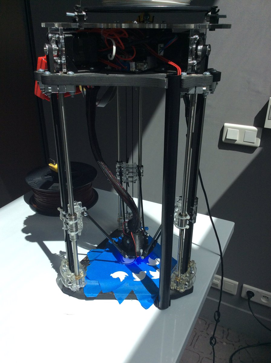 elcp72's tweet image. #3dprinting many @Twitter logos with a MDelta #3dprinter @emotiontech at #CoderDojoParis hosted by @TwitterFrance