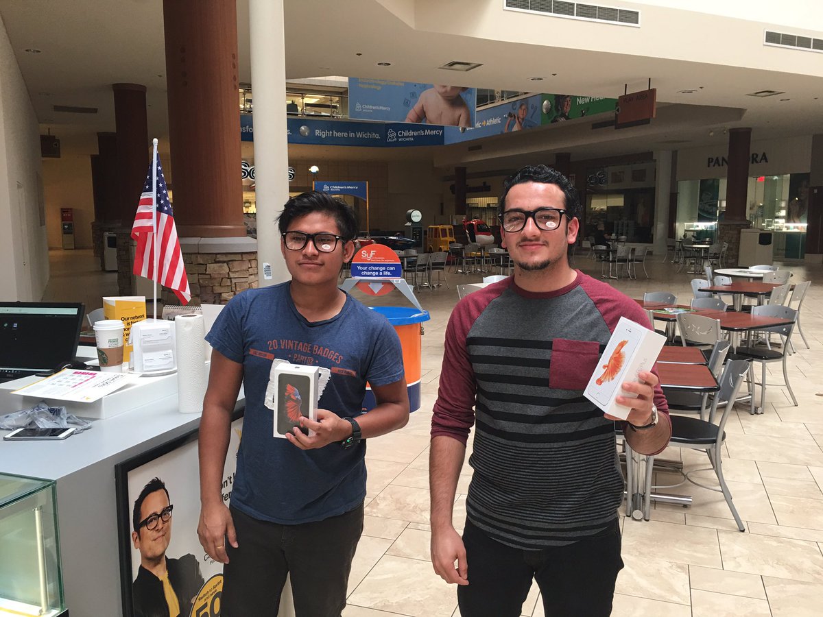 RawalDipen's tweet photo. #SprintSaysThanks  starting BTRO with 2 New and very happy customers!! @TimMiller44 @WL_WIT @PlainsRD @Pkushn https://t.co/krHm9BpJbC