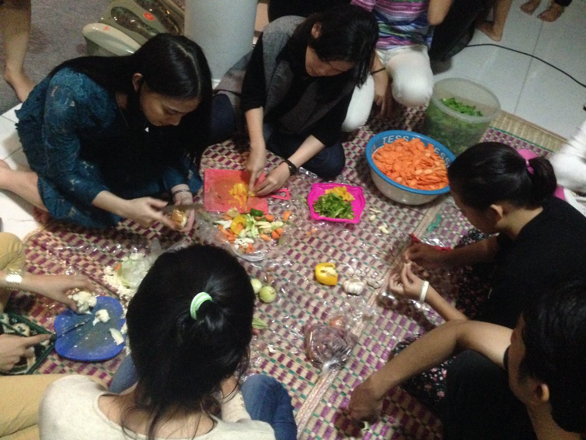 Habis potong2 sayuran nih buat persiapan ntar sahur. Udah lama gak masak bareng sama saudara2😚