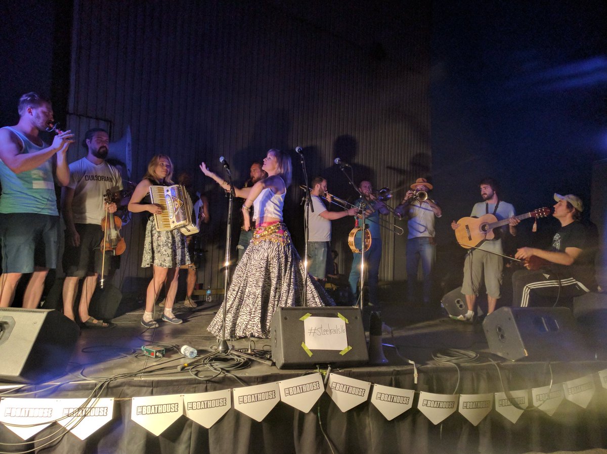agnesmakes's tweet photo. Overjoyed with the surprise @Lemonbucket performance at #SteelRails16 THANK YOU @TheCommunityEd ! https://t.co/Q1Ed7wE95u