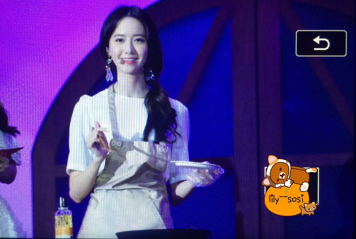 [PIC][24-06-2016]YoonA khởi hành đi Bắc Kinh - Trung Quốc để tham dự "2016 YoonA 1st Fanmeet - BLOSSOM in Beijing" vào sáng nay ClzdsgXVAAAfpO_