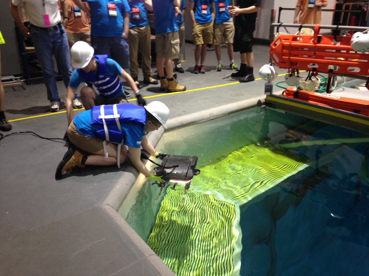 MyLittleFires's tweet photo. #EasternEdgeRobotics flying @HKUST ROV. @marineinstitute @MemorialU @matecenter #Mate2016 https://t.co/PGqNc4vMml