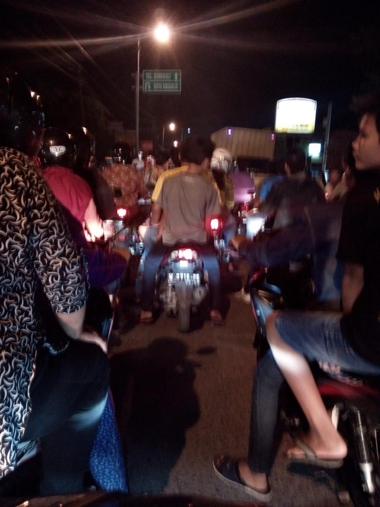 afifuddinbarca's tweet photo. Telah terjadi kemacetan dari arah menyebrang rel kereta api pasar larangan ke arah taman pinang @e100ss https://t.co/7c4N5tTTq1