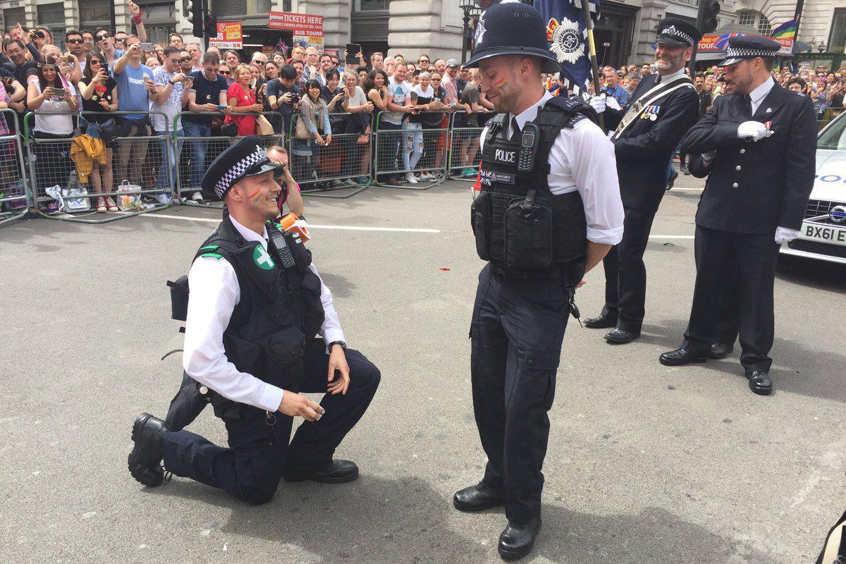 Heartwarming moment Met Police officers get engaged at London Pride 
standard.co.uk/news/london/he…