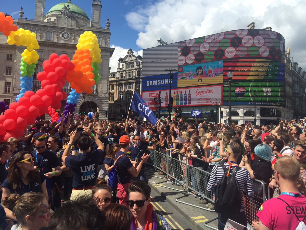 MatthewHuang's tweet photo. An amazing day with @Citi EMEA CEO Jim Cowles &amp; many more colleagues at #PrideInLondon ! Awesome crowds &amp; #NoFilter https://t.co/XKXMmkJNGR