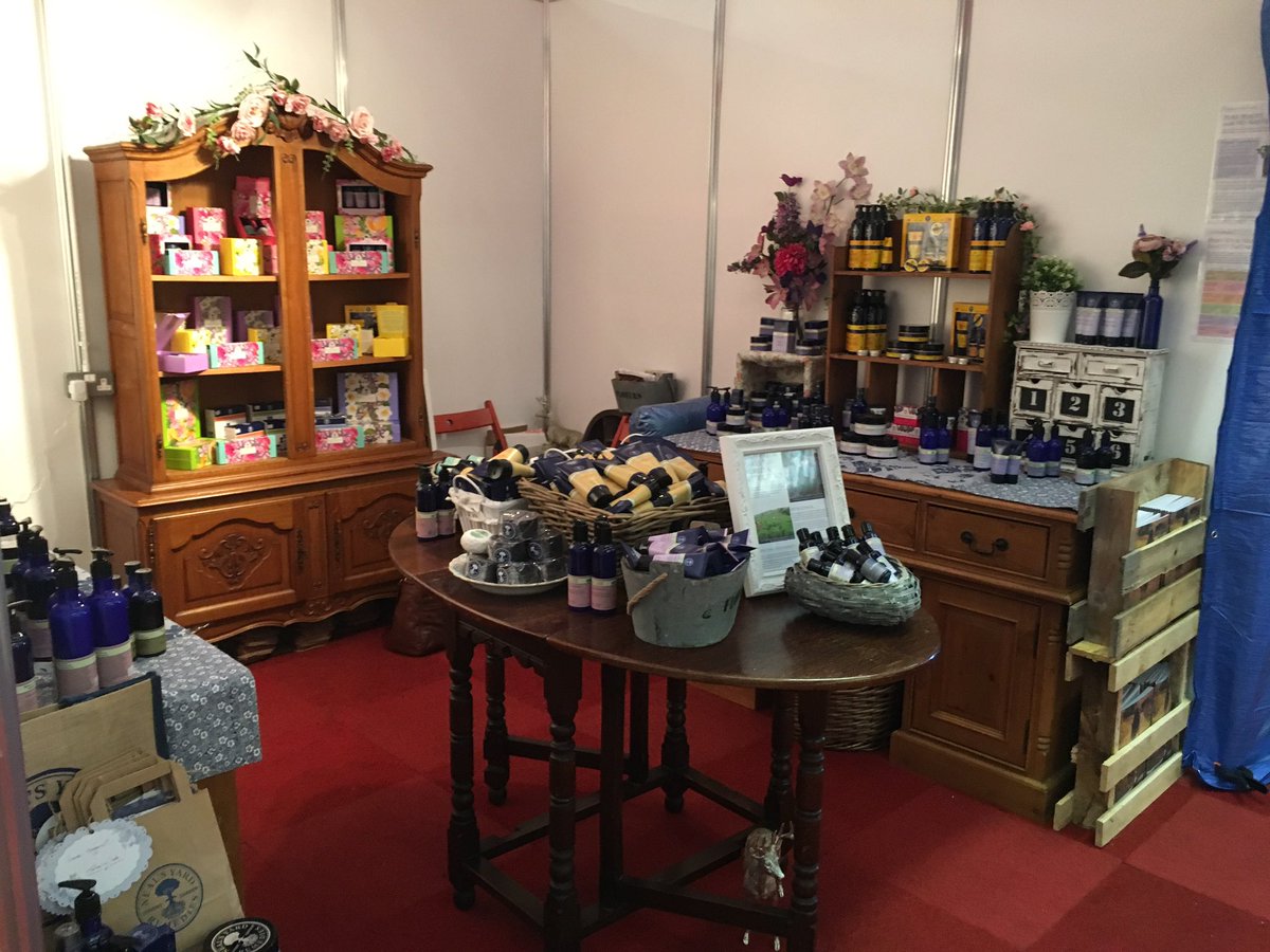 womanthatfarms's tweet photo. Gorgeous Neals Yard organic skincare @ScotlandRHShow sold by @HTreasureHouse #nealsyard #organic @NYR_Official https://t.co/8hFXXQn5fi