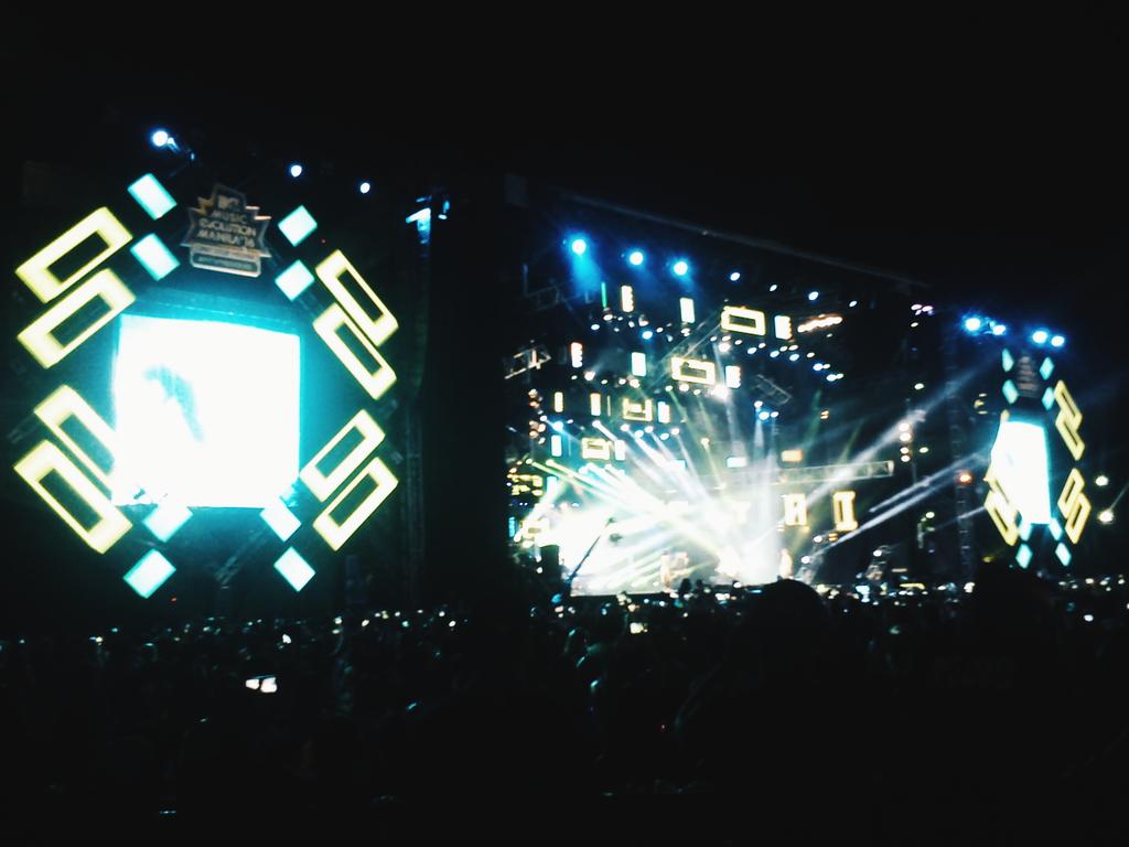 karenelyeses's tweet photo. Laat night at #MTVMusicEvolution #VSCO https://t.co/JyW8dRrx5L