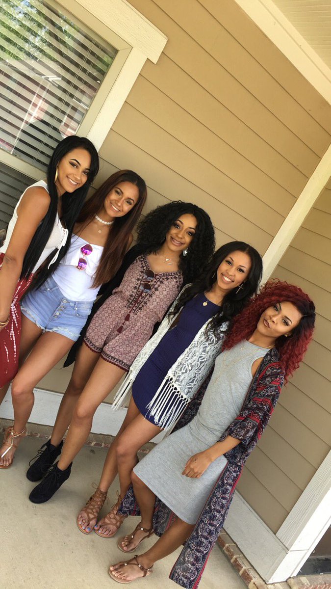 BarbieDIED's tweet photo. in the city still... 🌚#BamaGirlsBreakTheInternet https://t.co/qwwGrTudqP