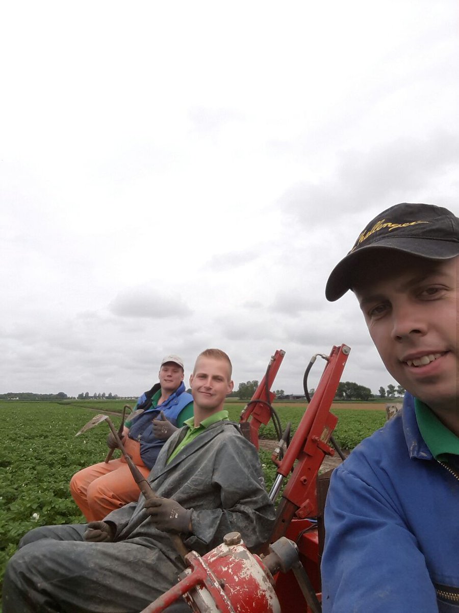 JacobJanButh's tweet image. #akker selfie tijdens het pootgoed selecteren vandaag op de #akker met @LarsKaim