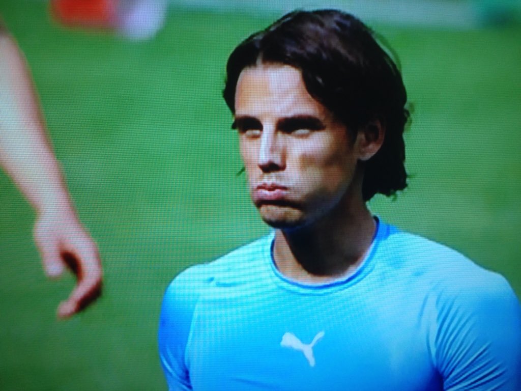 JASG1969's tweet photo. A #SUI que aposta no Nuno Gomes na baliza, em vez de lá na frente, esperava o quê? #SUIvPOL #SUIPOL #CarregaBenfica https://t.co/kffxjbPgdm