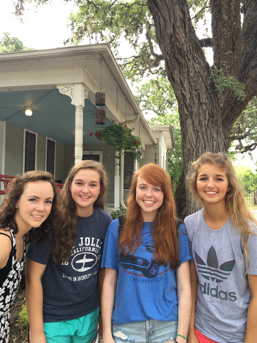 SarahMillerYa's tweet photo. SCAVENGER HUNT #SSVconclave2016 https://t.co/Rwcu7Hrlvi