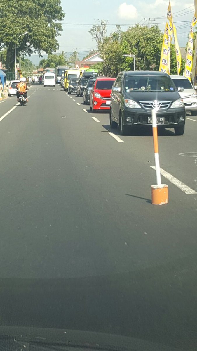 perhubunganjtg's tweet photo. #InfoMudik salatiga-bawen terpantau padat merayap @ganjarpranowo https://t.co/7lg5WALEE4