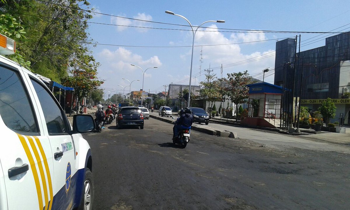 perhubunganjtg's tweet photo. #InfoMudik kaligawe trpantau lancar msh ada genangan rob.. @ganjarpranowo https://t.co/kVXCAM2q4q