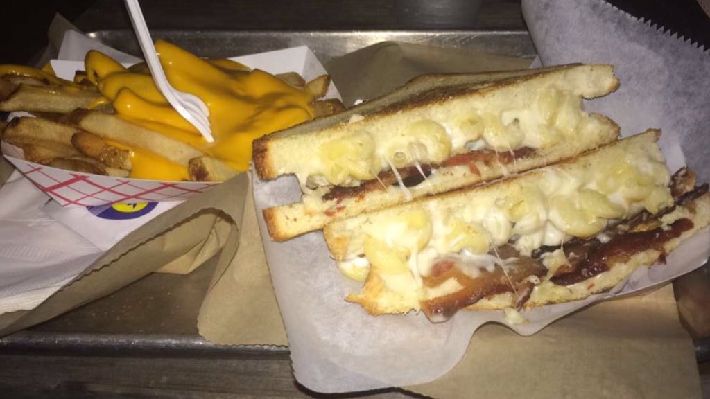 dyanaprado_'s tweet photo. Eating good #mscheezious ๐๐ป๐๐ป https://t.co/GCHJyxQDvM