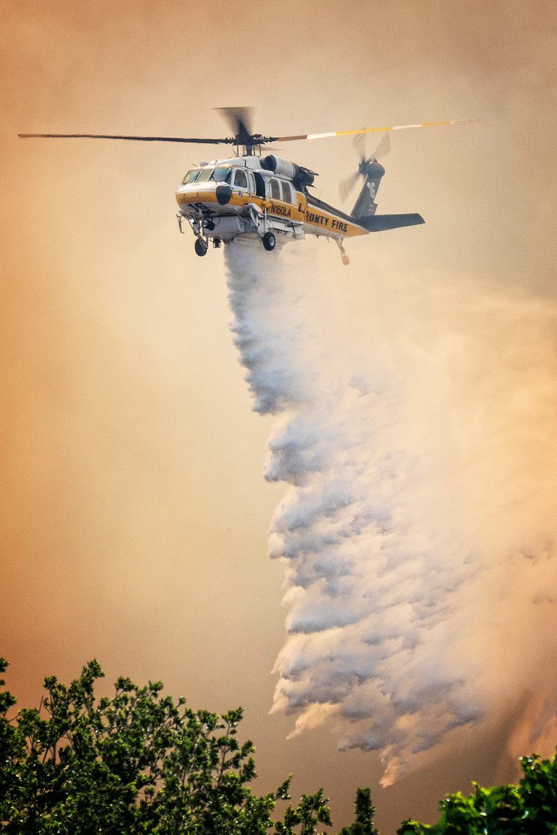 4perf35's tweet photo. .@LACoFireAirOps #Copt16 #Firehawk with a precision water drop this afternoon on the #SageFire.
#helicopter #LACoFD https://t.co/MfRX2YaDcf
