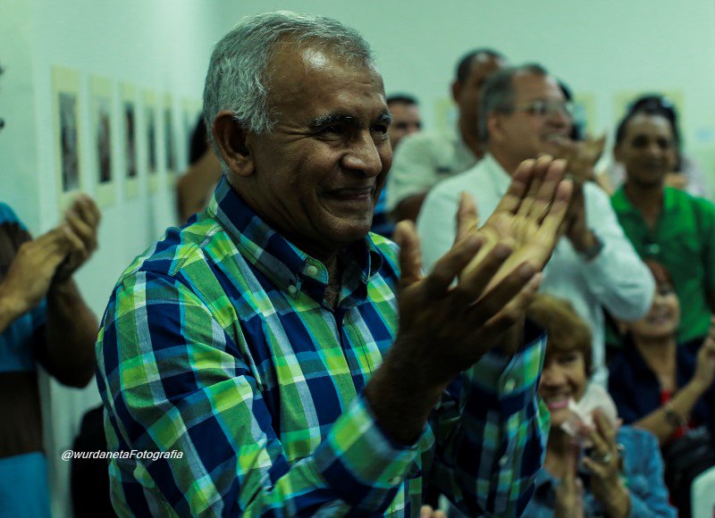 oscarfmurillo's tweet photo. El maestro Proto López visiblemente emocionado por el tributo a su carrera (Foto @wruh19) https://t.co/rQBTN9HO3U https://t.co/tIpofSNLHN
