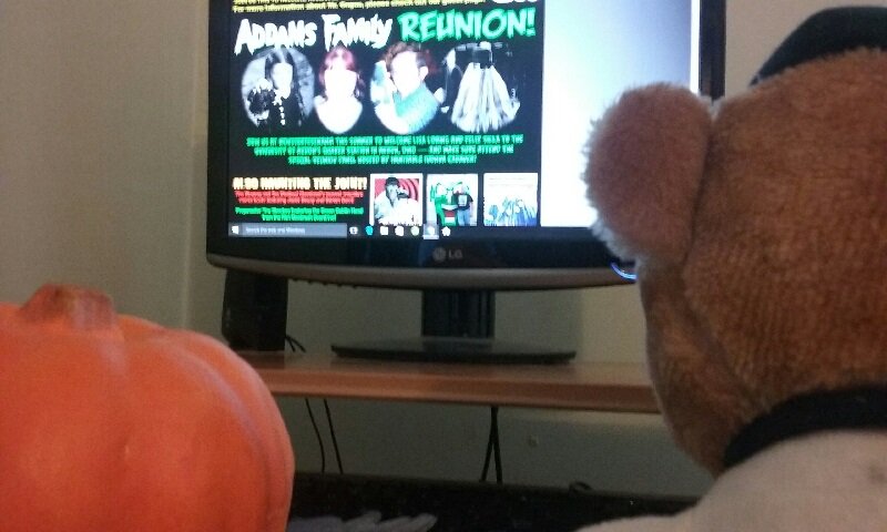 Bear and Seymour checking out #monsterfestmania this month.  <a href="/RealLisa_Loring/">Lisa Loring</a> <a href="/IvonnaCadaver/">Ivonna Cadaver</a> can't wait 4 Itt. :)