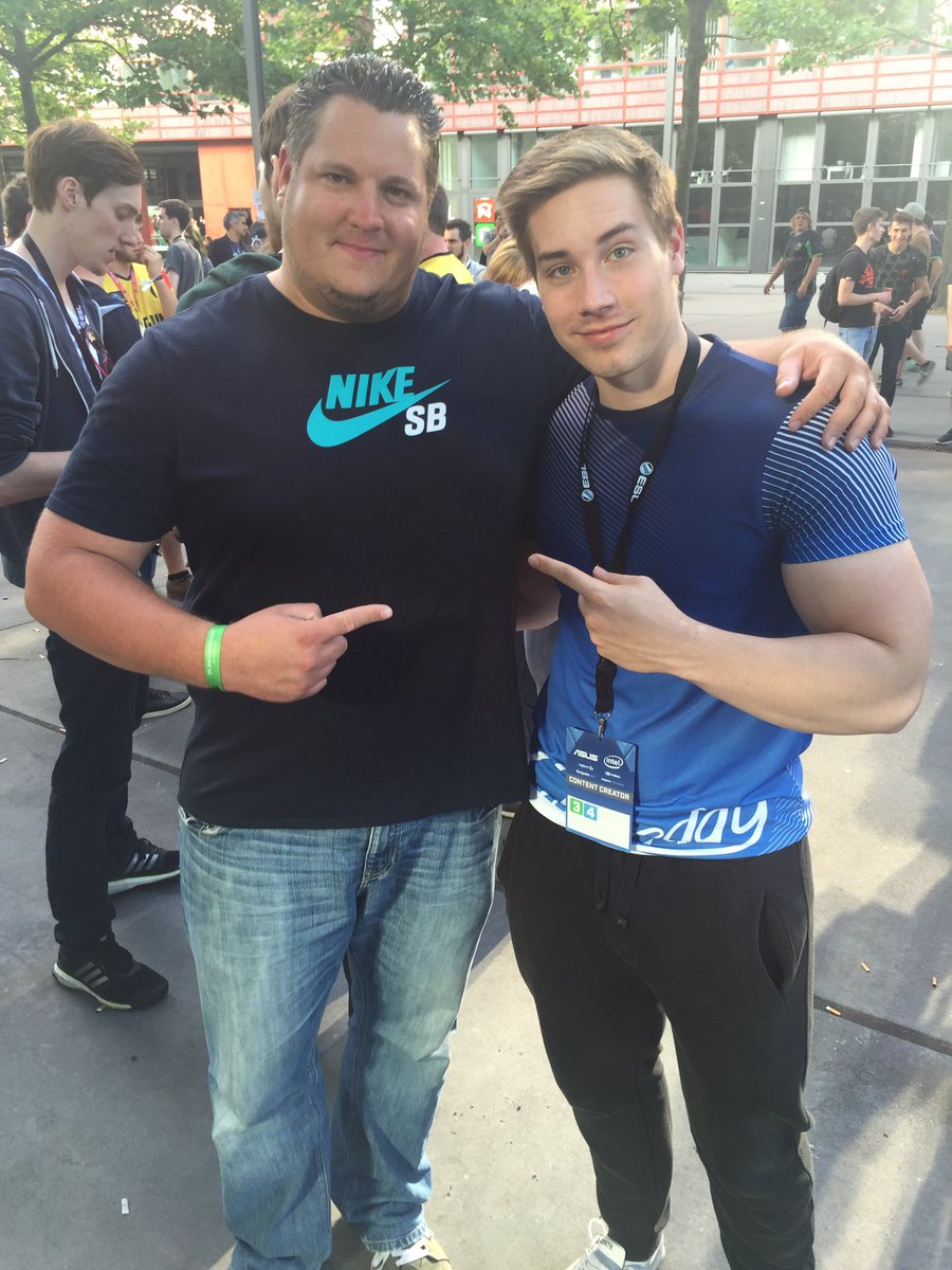 TheLuecke's tweet photo. @Mrtweeday Ahhh here is #Mrtweeday and #TheLuecke ππ»β€οΈππ» #ESLOneCologne2016 https://t.co/A4yjVu3mLp