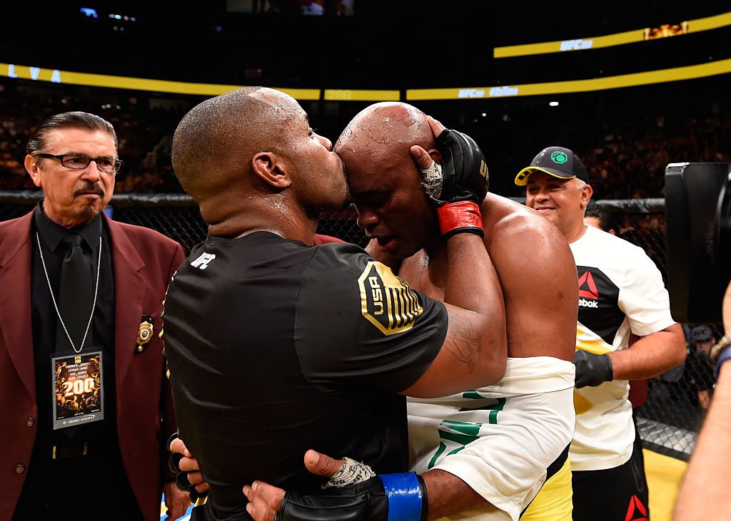 CBBonFOX's tweet photo. RESPECT. #UFC200 https://t.co/hkYLffK6h4