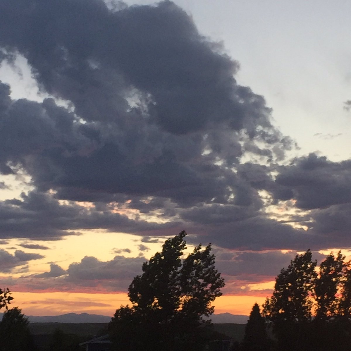 oktoberskulls's tweet photo. 🌛🌝🌜Beautiful Skies here in #colorfulcolorado #elizabethcolorado #lovemystate #moonchild https://t.co/PTlyVOJne4