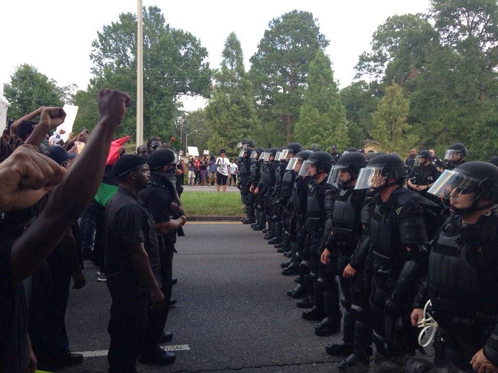 MaisieBrownJxn's tweet photo. 1965 vs. 2016 #BlackLivesMatter https://t.co/5ufhAJWPSp