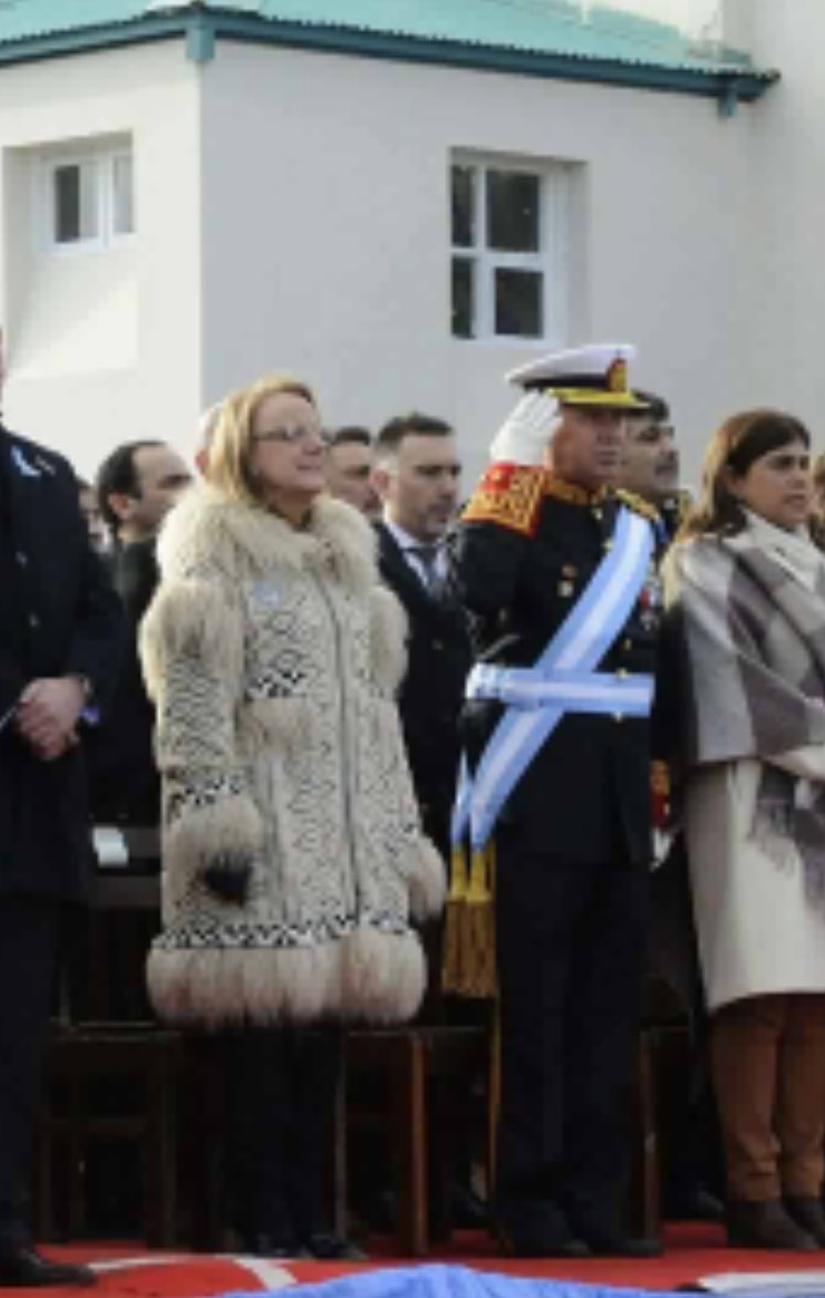 Qué alguien le avise a <a href="/aliciakirchner/">AK</a> que la escarapela va del ldo del ❤️ #BicentenarioDeLaIndependencia