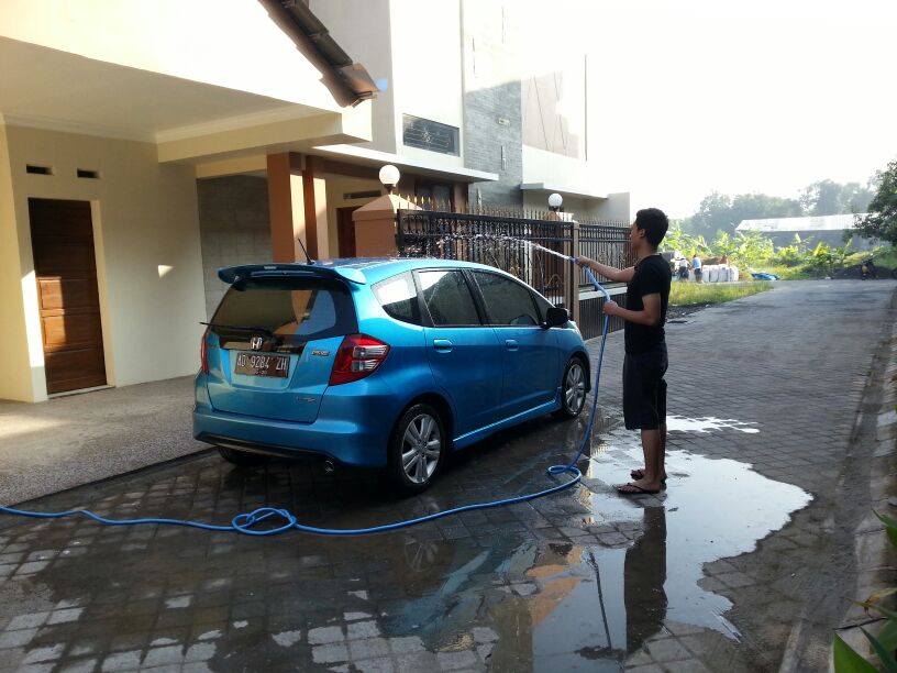 bintang_asmanda's tweet photo. Mencuci mobil stlh dipakai mudik berjarak 150 Meter ke kediaman Orang Tua yg trletak di jln utama sblh selatan rumah https://t.co/ONwzPsRBPc