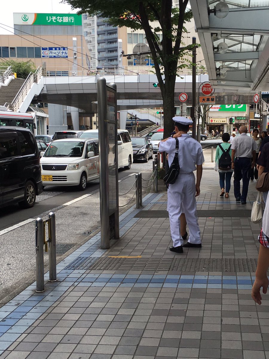 横須賀のオジサン على تويتر 今日の横須賀中央 昨夜遅く宇都宮から戻り 今朝は高校生の息子と一緒に横須賀大滝町の床屋 さんで散髪 梅雨明け前だが 快晴の暑い日射しの下 横須賀中央の街にはセーラー服姿や白い夏服姿の水兵さん 海上自衛官 が繰り出していて夏を