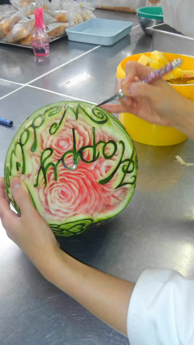 凄すぎる！スイカの皮を掘って作ったアートが美しくてマジで芸術の域ｗｗｗ