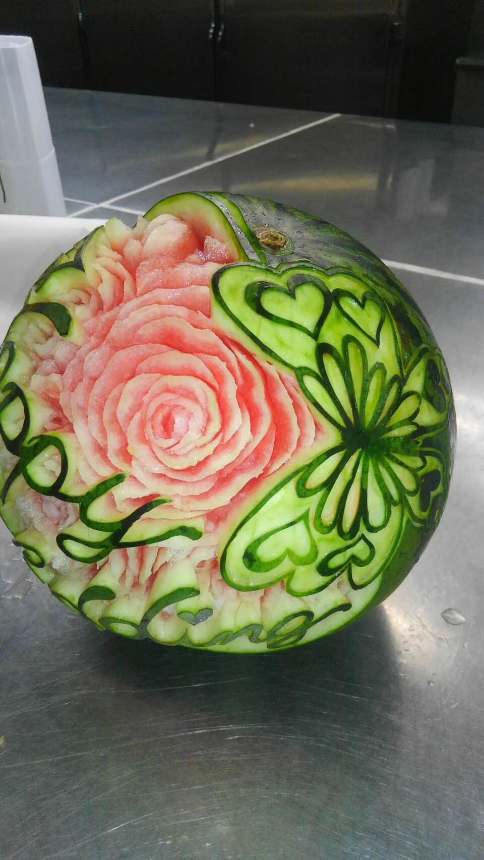 凄すぎる！スイカの皮を掘って作ったアートが美しくてマジで芸術の域ｗｗｗ