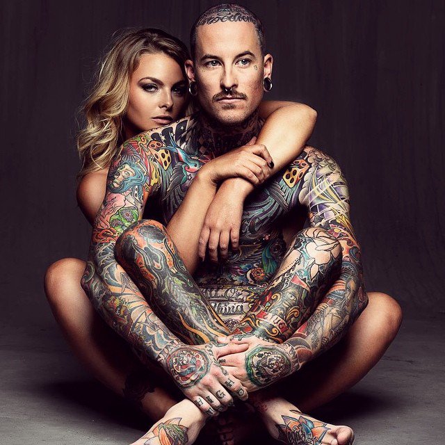 Татуировки для пары. Фотосессия татуированных пар. Тату для венчальной пары. Тату для пары. Его рука в тату обнимает.
