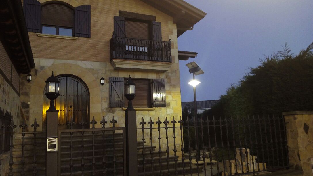 LightBlue_Solar's tweet photo. #LightBlueFJ30 modelo ideal para viviendas, parques, urbanizaciones
#FarolasSolares #Luz360º
https://t.co/Zkd1tpSFEw https://t.co/9cmKGJcuqc