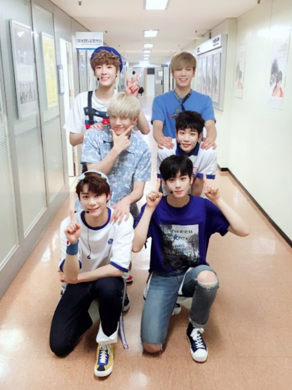 fantagiomusic_'s tweet photo. [#아스트로] 잠시 후 5시부터 아스트로가 출연하는 #뮤직뱅크 가 방송됩니다🙊🙉🙈 숨가빠 네가 뺏어가는 가봐🎶 아스트로의 #숨가빠 무대 많이 기대해주세요😘 https://t.co/tPLErh47qv