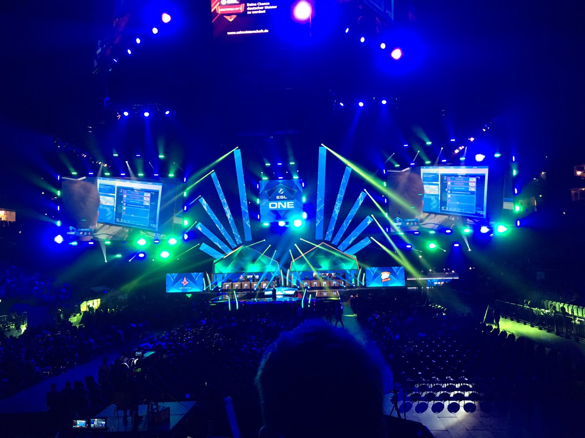 TeamFlyBros's tweet photo. #ESLOne @TeamFlyBros Cologne2016 https://t.co/IVPwsiSXbv