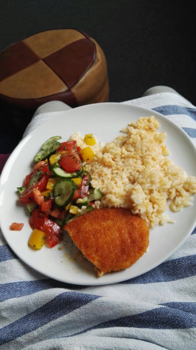 Vegan ☺️ von meiner Frau gekocht schnell und einfach #tomaten #paprika #gurken #reis #veganschnitzel #gesund