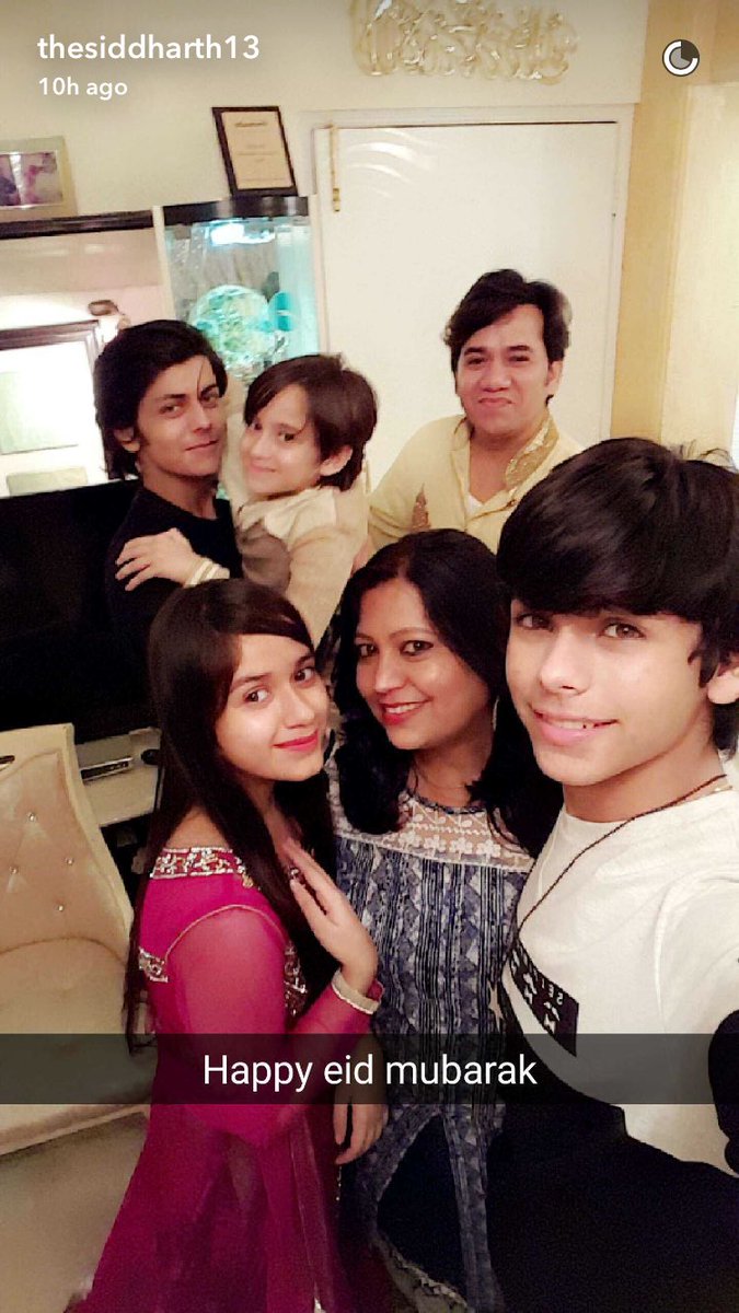 SiddharthNFans's tweet photo. #Snapchat update of our #Superstar @siddnigam_off celebrating #Eid with Jannat &amp; family ☺️💕 https://t.co/CCcxBHjkyn