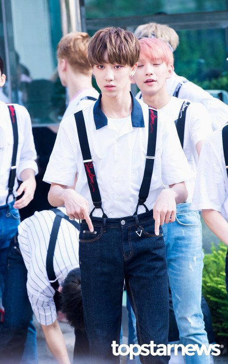 ridemeparkjimin's tweet photo. THE FAK MNGHAO YOU LOOK SO GOOD IM DYING !!! #THE8 #SEVENTEEN https://t.co/gyhHJWdkaT