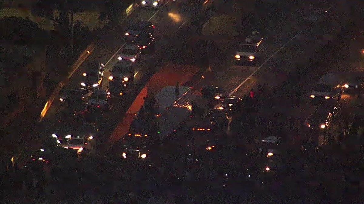 abc7newsbayarea's tweet photo. #BREAKING: #Protesters climb on big-rig stuck on I-880 in #Oakland: https://t.co/KHGXzmU8Ss https://t.co/TvDE0nTMvb