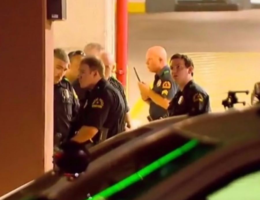 BlueAlertUs's tweet image. LIVE VIDEO: At least 10 officers shot, 3 dead after attack at Dallas protest wfaa.com/news/local/dal… via @WFAA