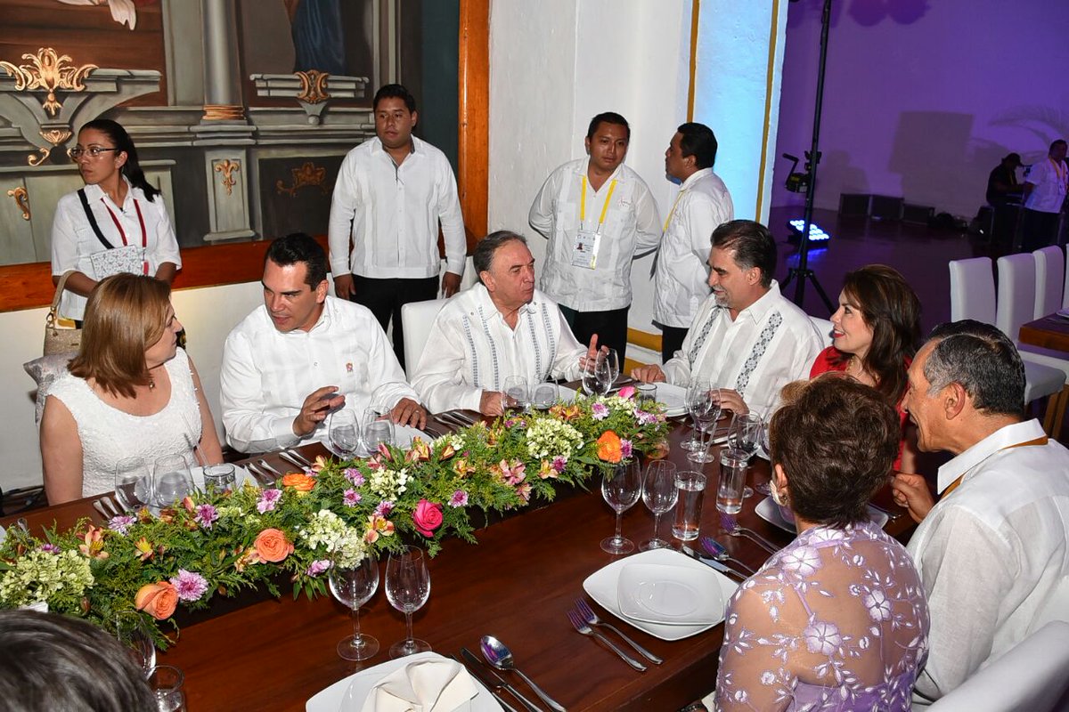alitomorenoc's tweet photo. Compartiendo una cena con la procuradora @ArelyGomezGlz y Fiscales, quienes participan en la #CNPJ. https://t.co/kMSgujayWh