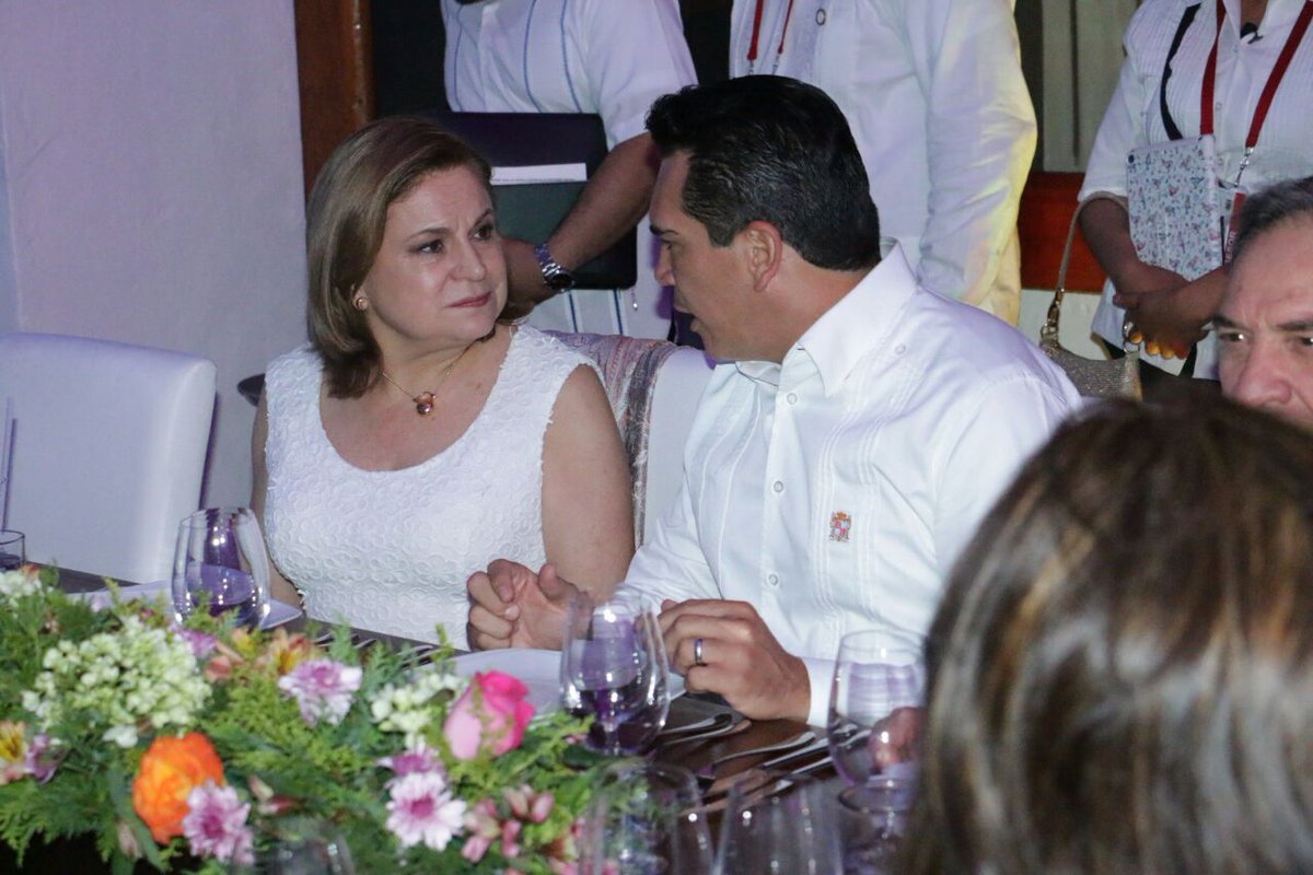 alitomorenoc's tweet photo. Compartiendo una cena con la procuradora @ArelyGomezGlz y Fiscales, quienes participan en la #CNPJ. https://t.co/kMSgujayWh