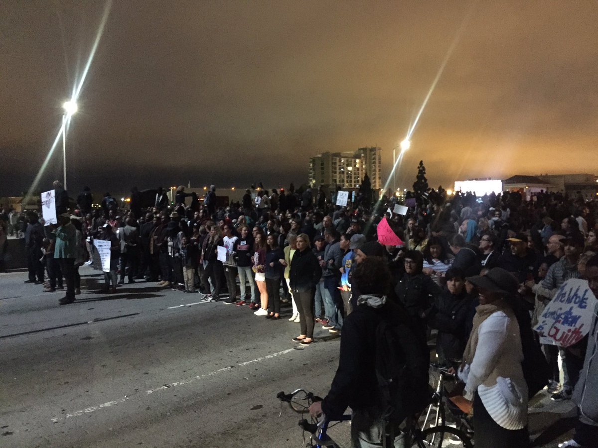 OfficialSampson's tweet photo. Helicopters fly overhead as ATLEAST 5,000 continue to shutdown freeway in #Oakland 
#AltonSterling #BlackLivesMatter https://t.co/WpNpBoYz2m
