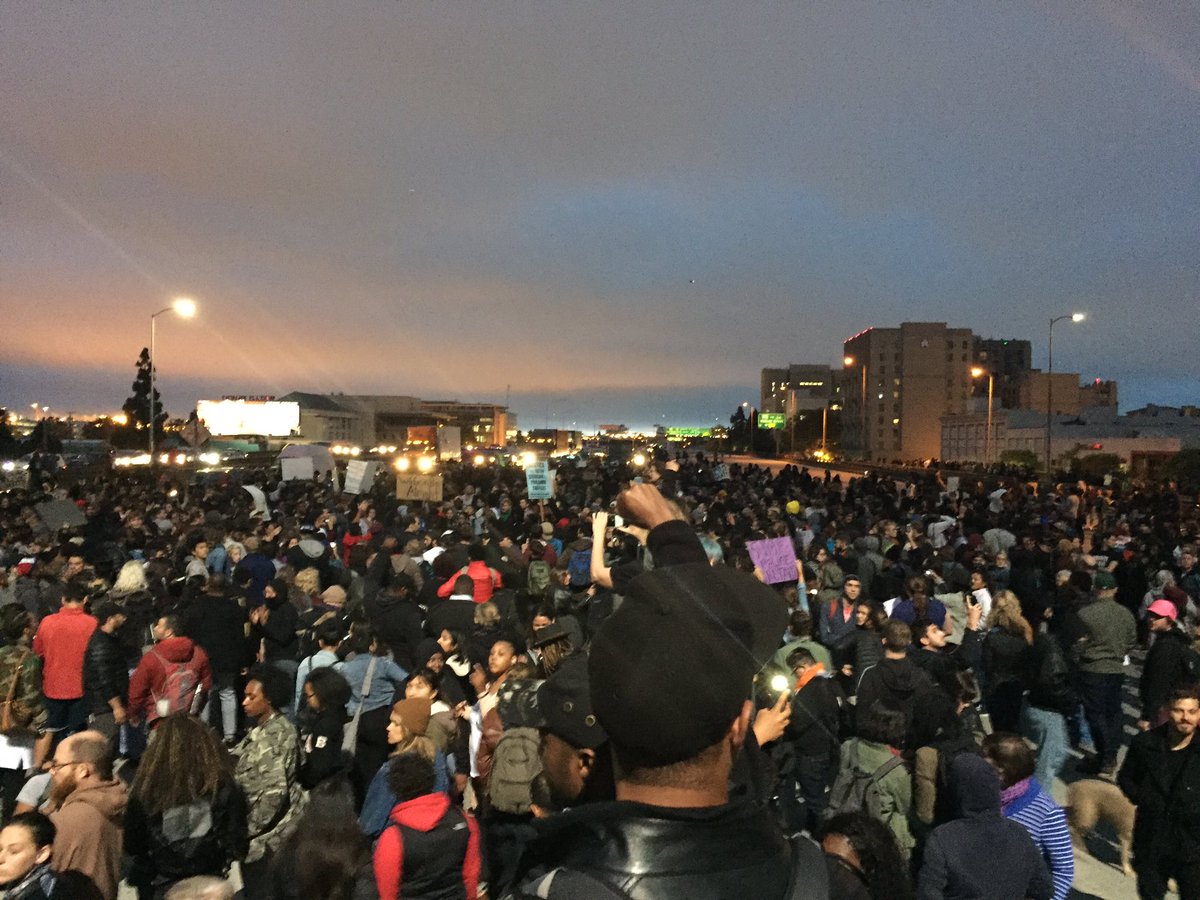 lunasyrup2's tweet photo. Downtown Oakland right now- shutting down 880 in peace &amp; solidarity.   #BlackLivesMatter #Oakland https://t.co/I4I8ljL3kO