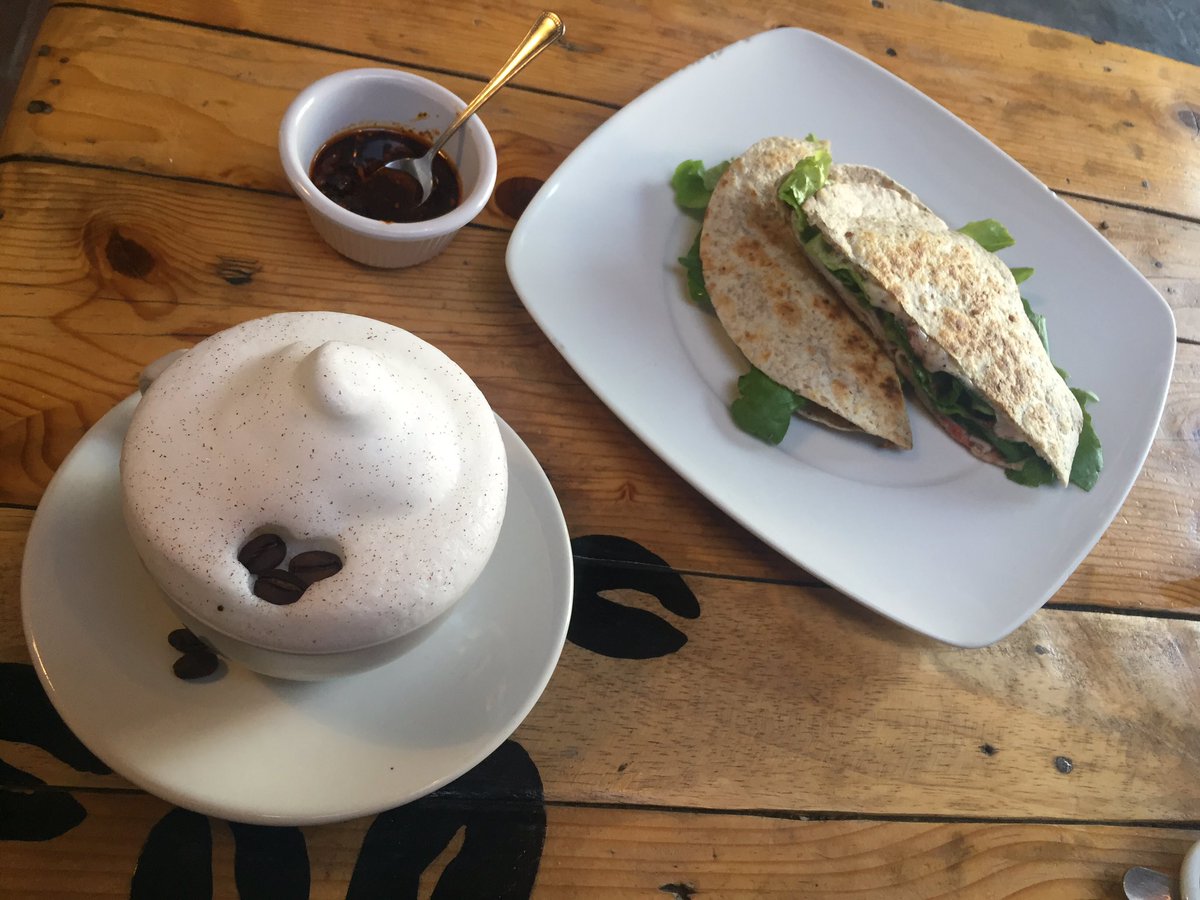 cafe_esencia's tweet photo. Ya un clásico en Esencia Café... Capuchino, emparedado especial y buen jazz. https://t.co/Z3VswT78bk