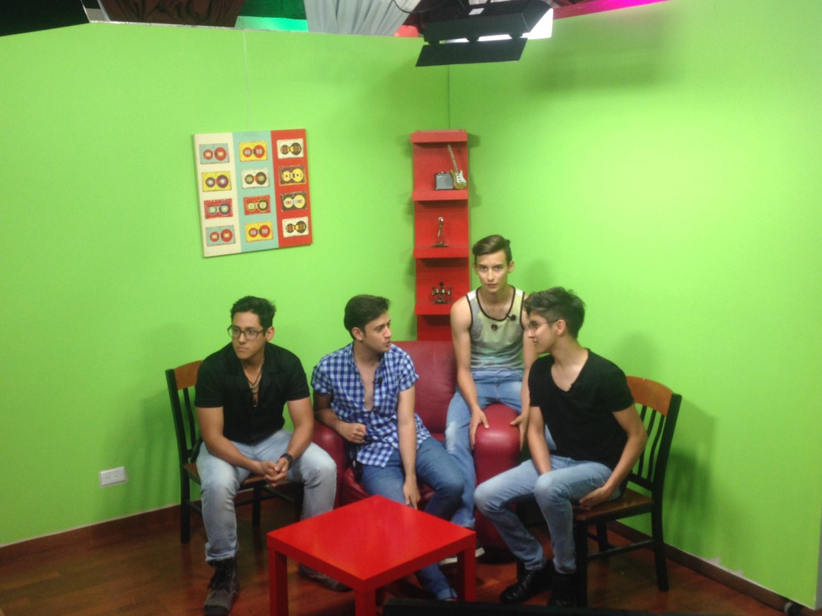 Limonatics's tweet photo. Hoy toco nos  conducir un programa de televisión #PartyDJ !Gracias por estar al pendiente! #LimonaticsPorSiempre 😎🤘🏻 https://t.co/7ukFEFaNuW